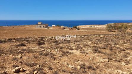 ارض للبيع توجد في موقع إستراتيجي تطل على البحر قرب La plage Rouge - 3